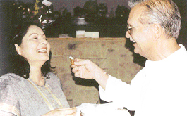 Gulzar shares a light-hearted moment with Rakhee