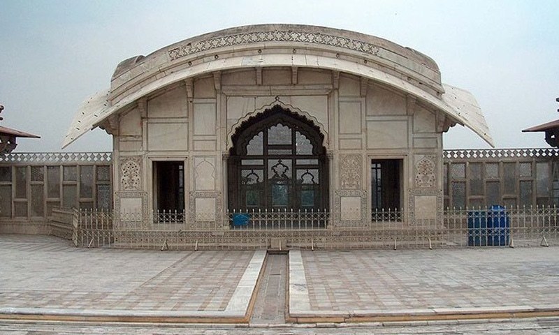 Description: The architecture of the amazingly beautiful structure that is Naulakha Pavilion has a curious history. &mdash;Wikimedia commons